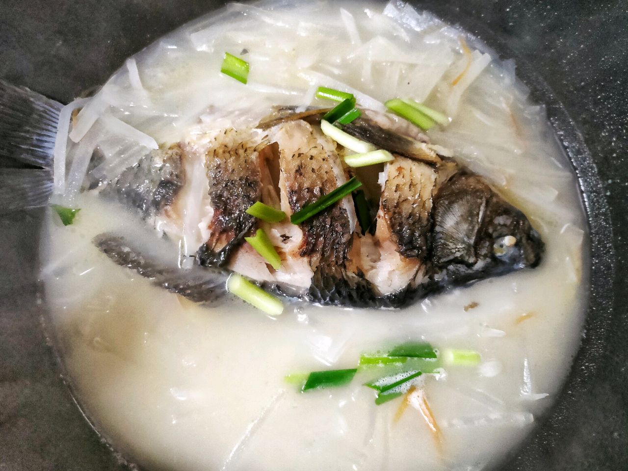 萝卜丝煮鲫鱼汤