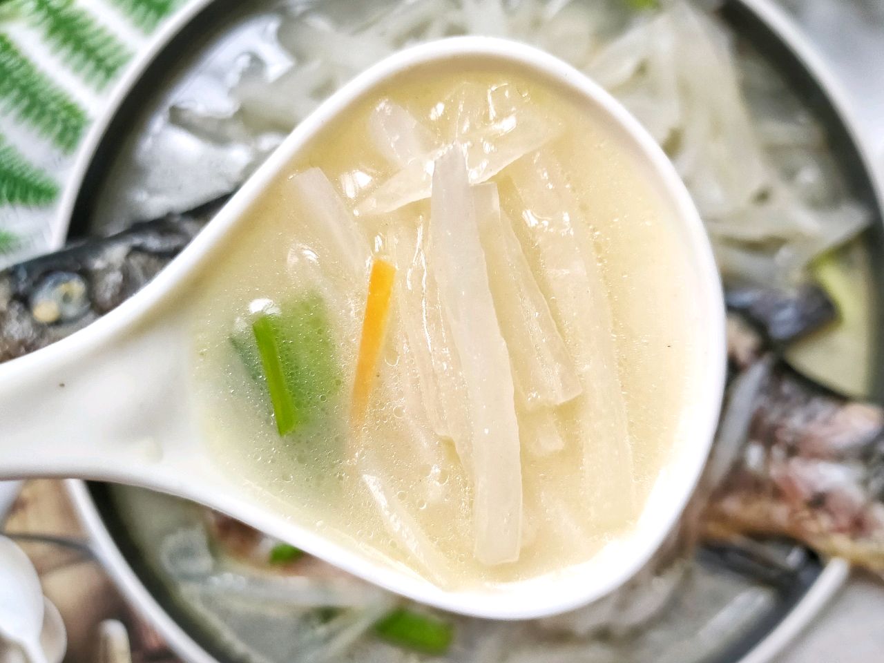 萝卜丝煮鲫鱼汤