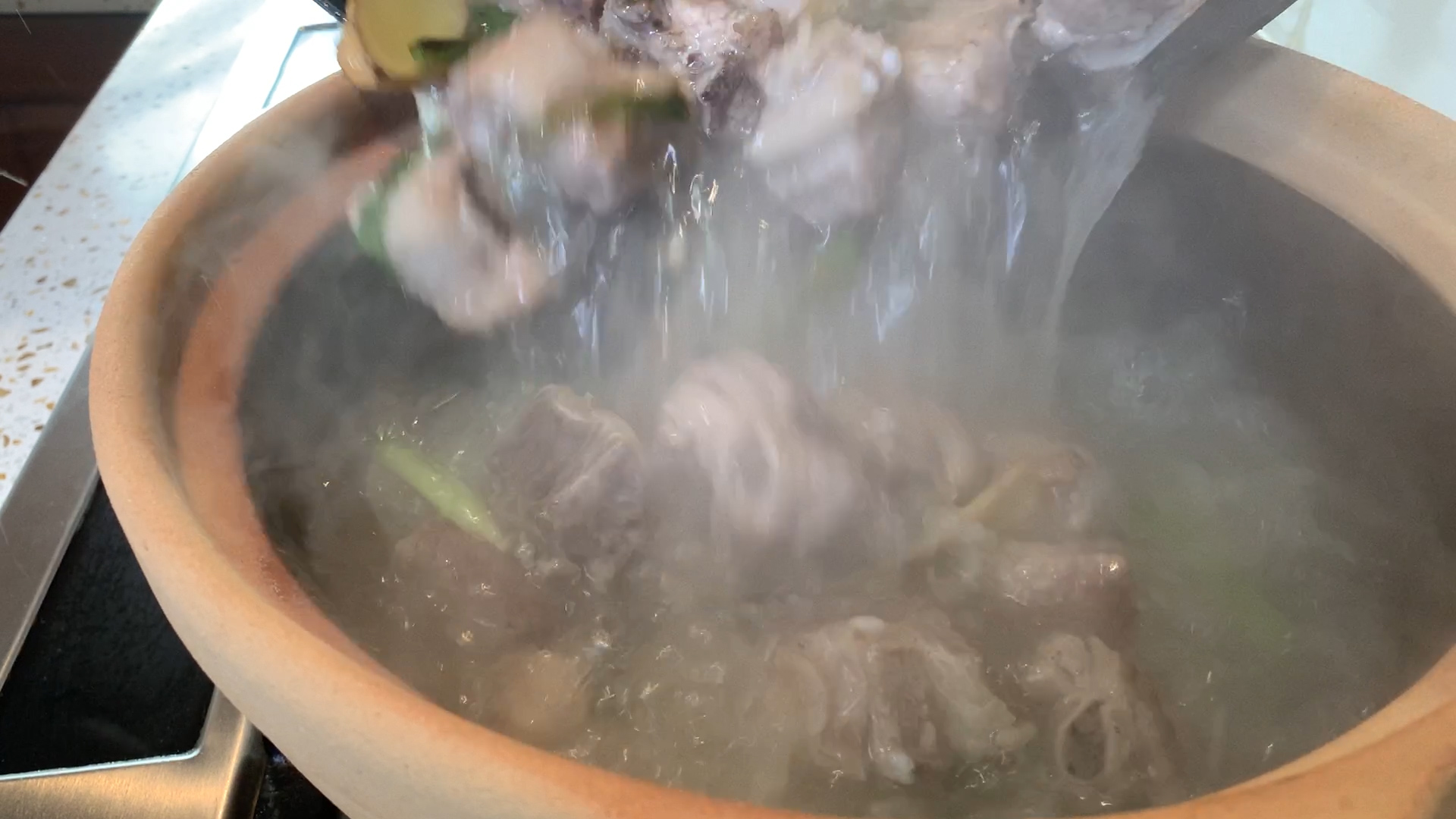 萝卜玉米排骨汤