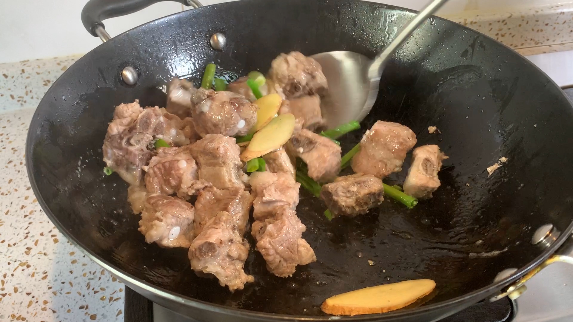 萝卜玉米排骨汤