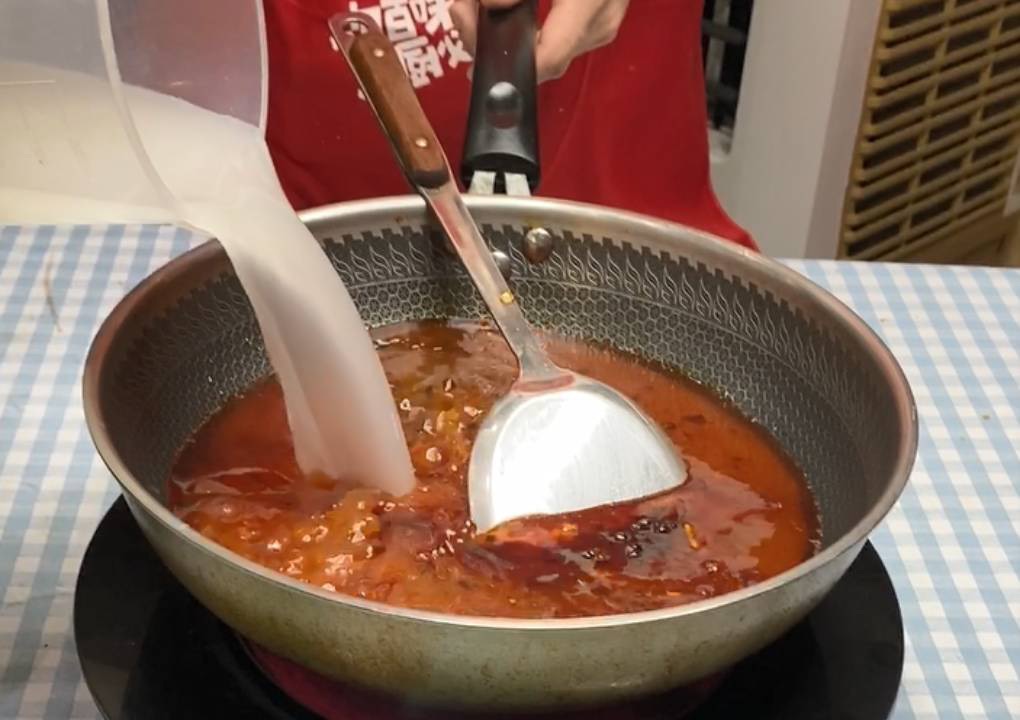 麻辣水煮鱼，肉嫩香口，麻辣入味！