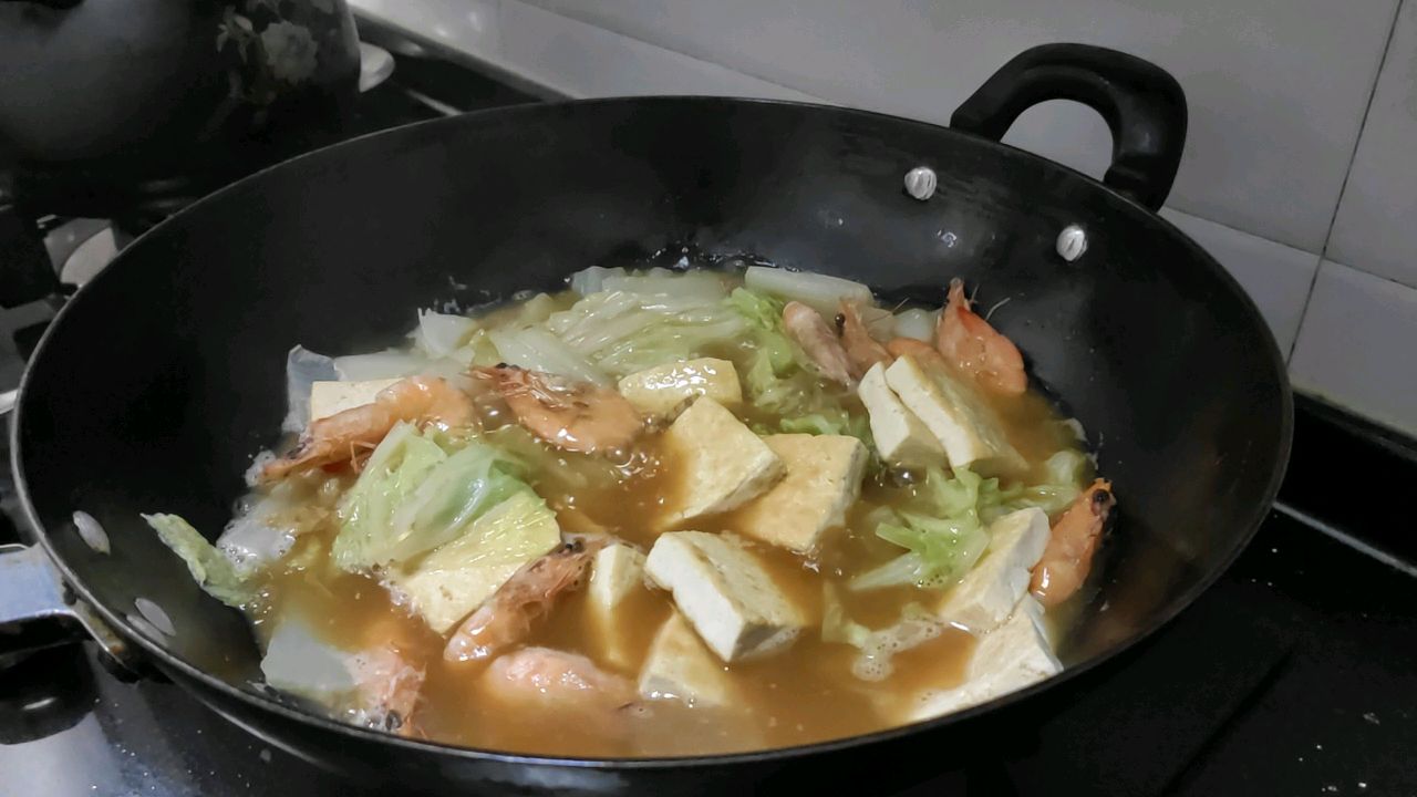 满口鲜甜的白菜海虾煲豆腐