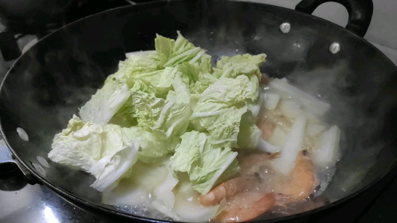 满口鲜甜的白菜海虾煲豆腐