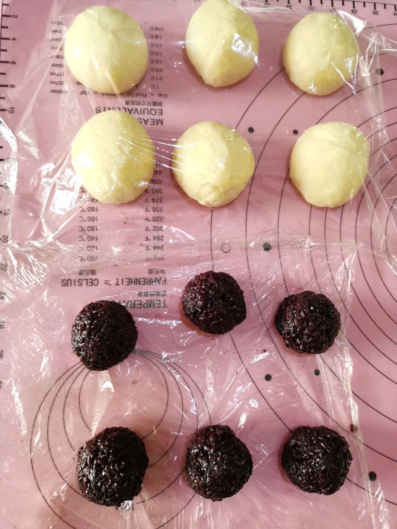 满满红豆紫米面包