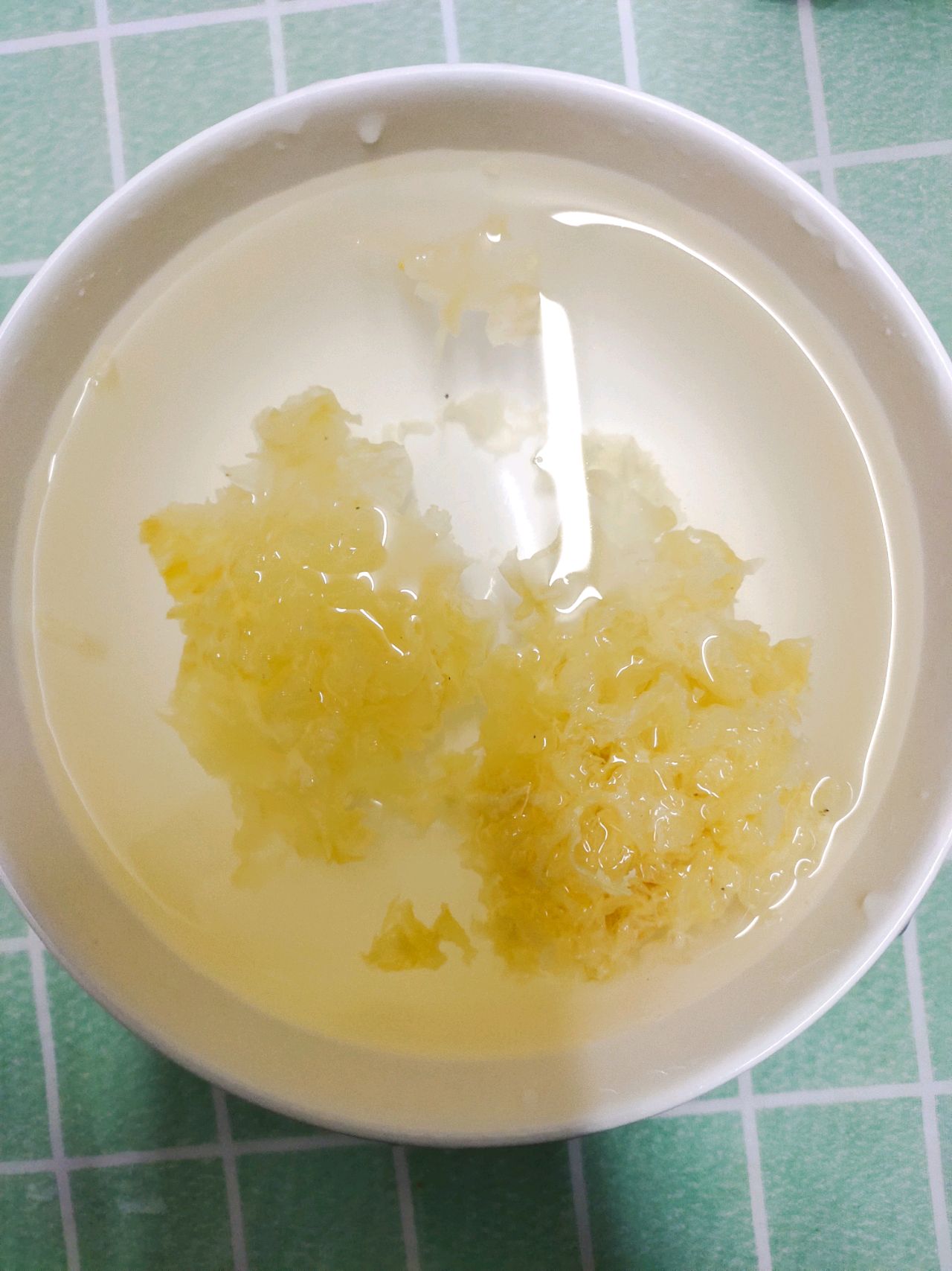 美白养颜--桂圆红枣枸杞银耳汤