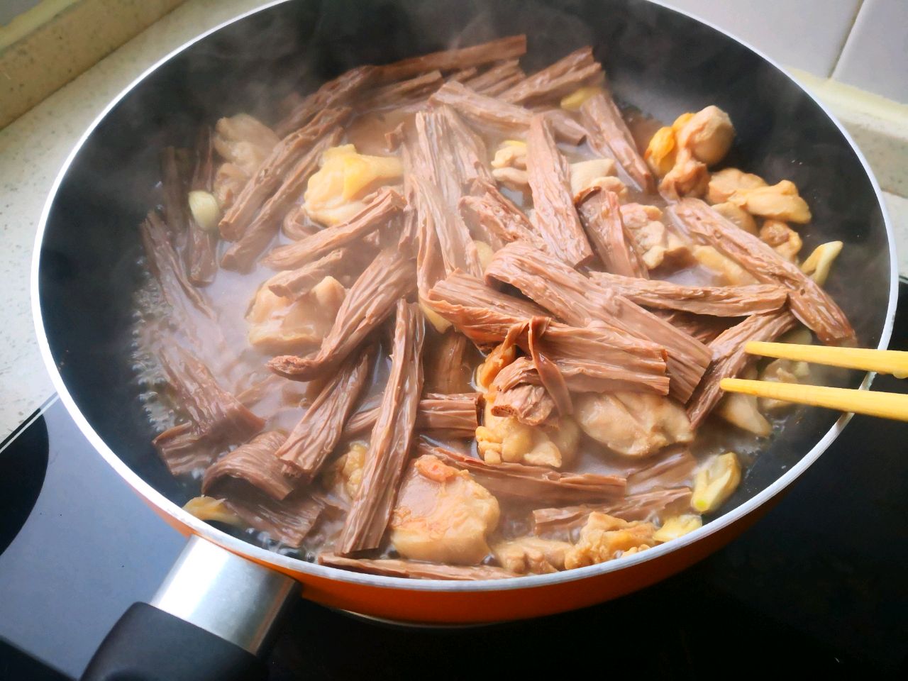 美极腐竹焖鸡腿