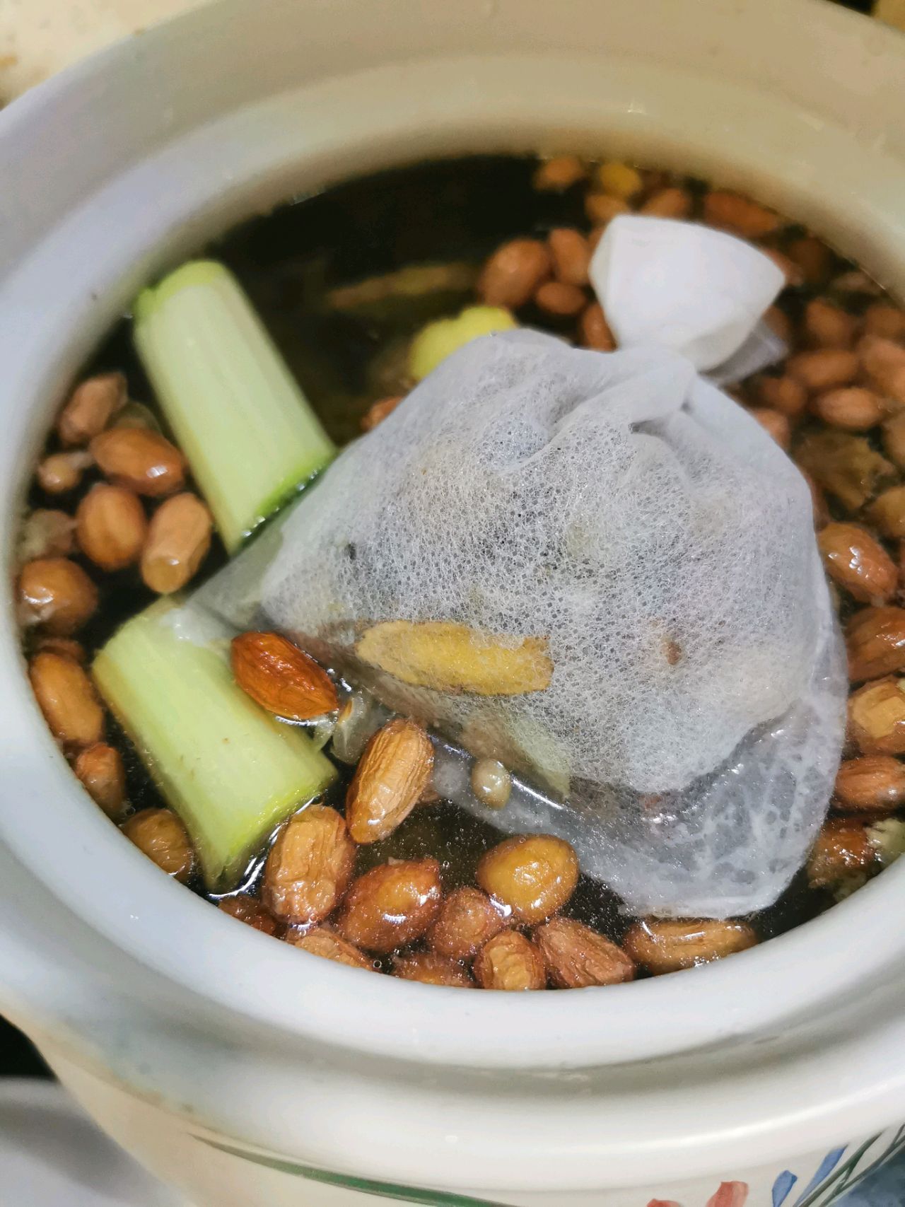 美容养颜篇——黄豆花生炖猪蹄