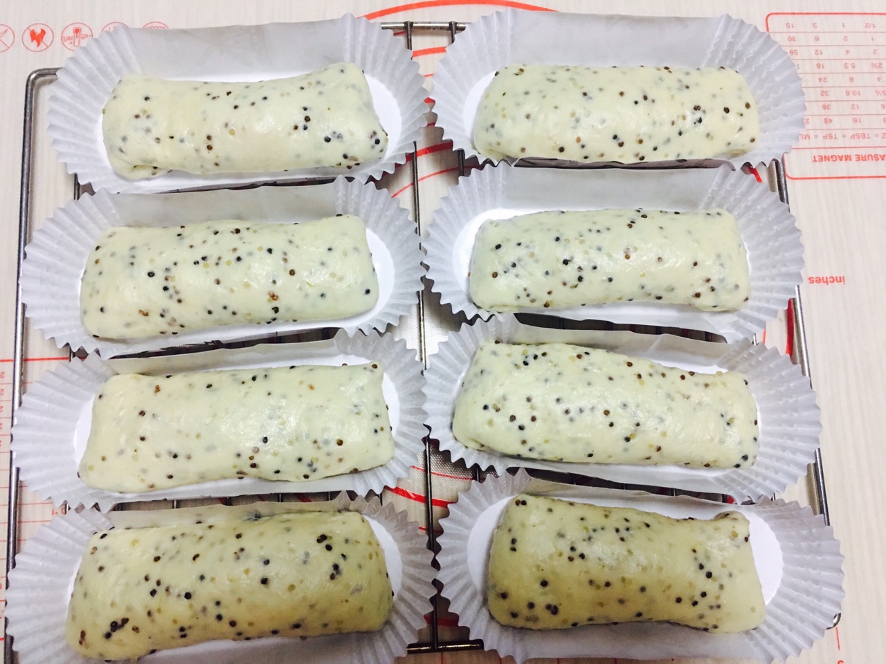 美味的藜麦奶黄面包