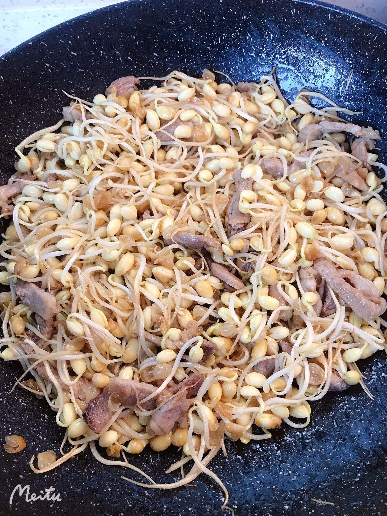 美味的肉炒黄豆芽