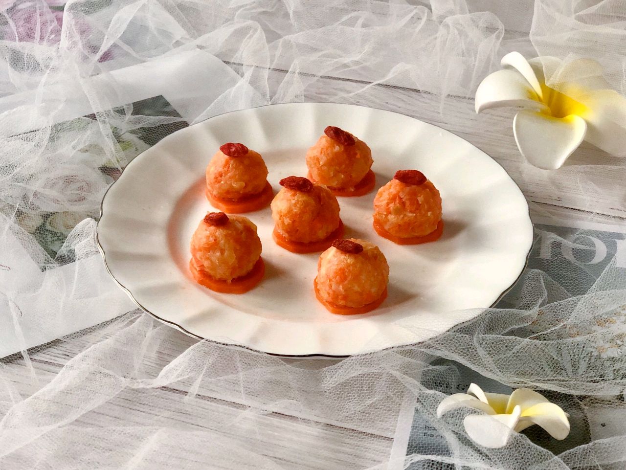 美味可口的鲜虾蔬菜丸子