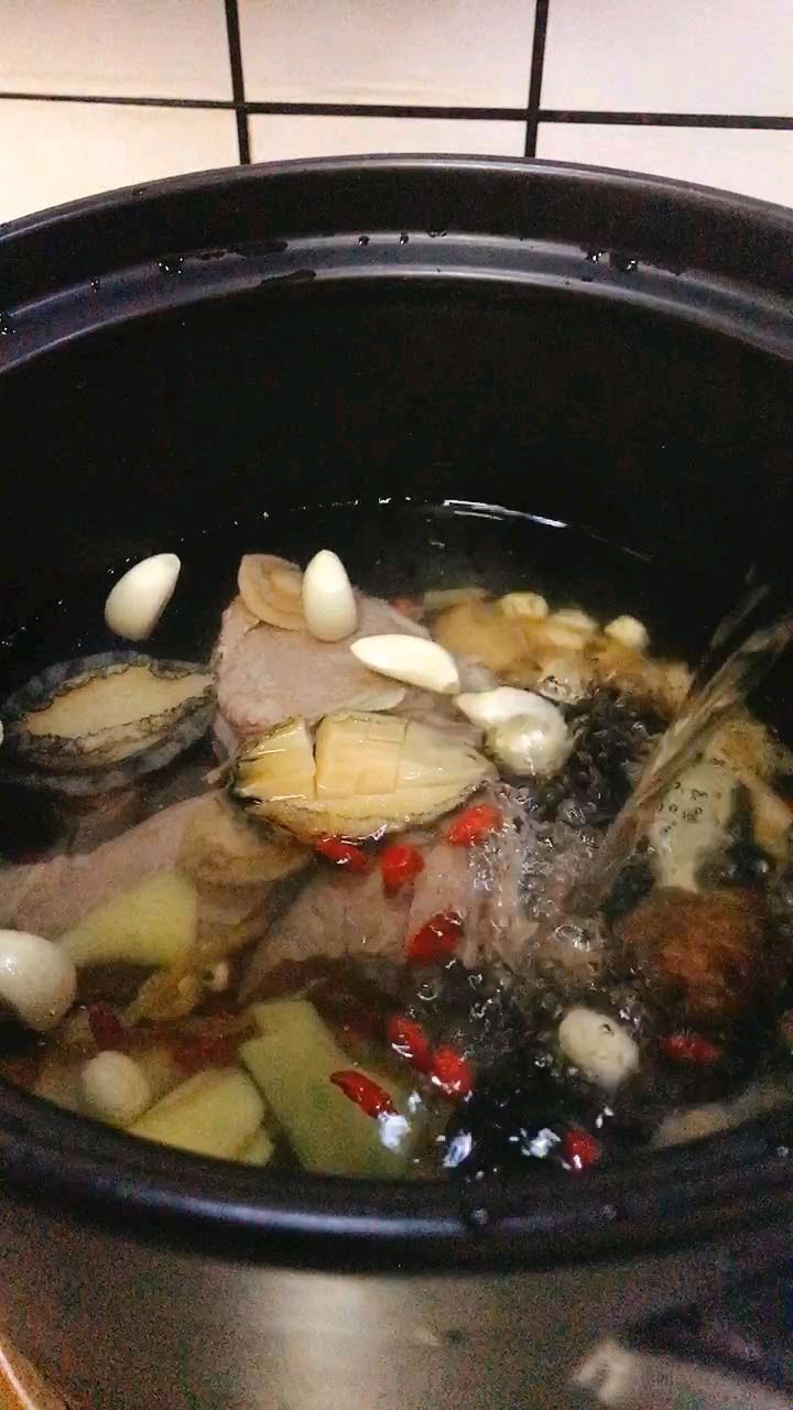 美滋滋的排骨鲍鱼汤