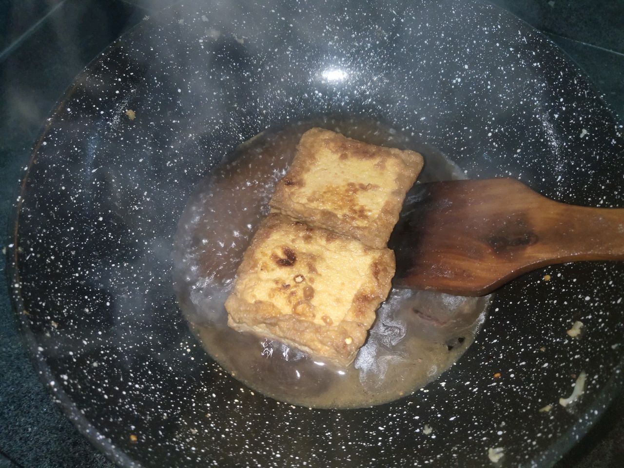 焖客家油豆腐