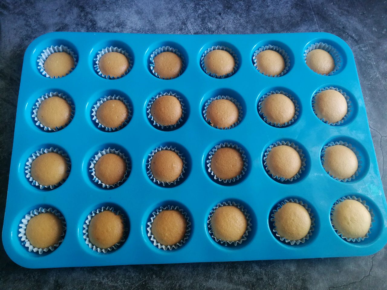 迷你小纸杯蛋糕