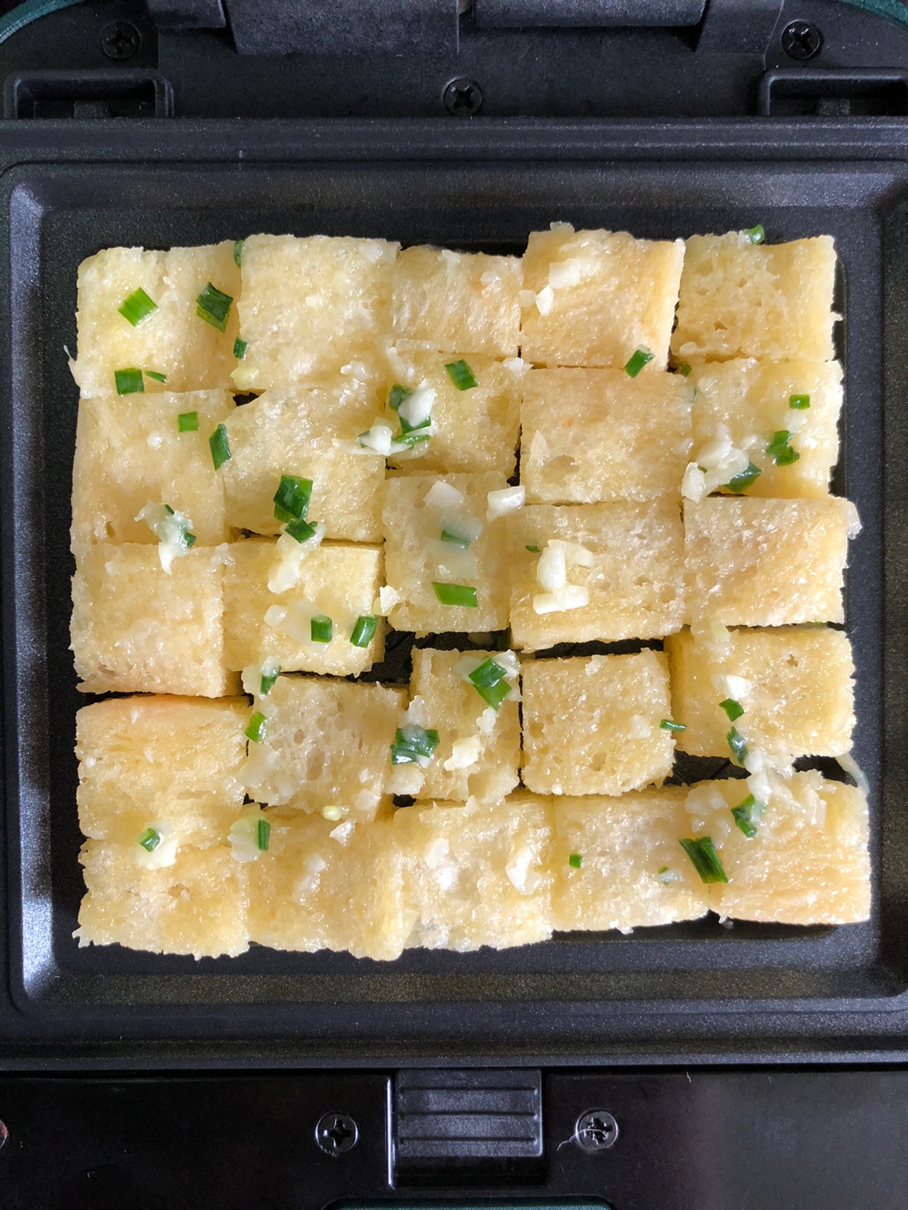 秒光盘的蒜香面包块