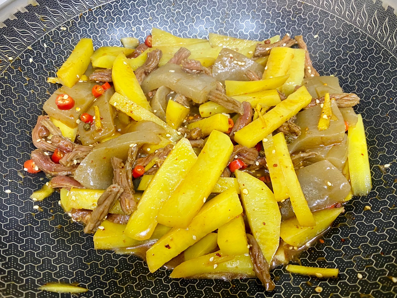 【魔芋土豆焖牛肉】