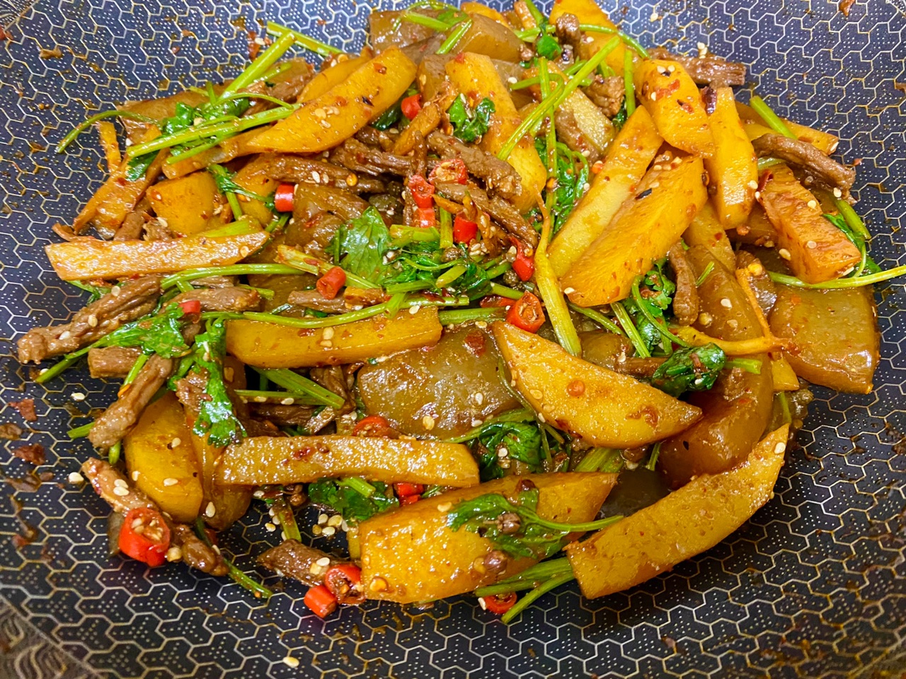 【魔芋土豆焖牛肉】