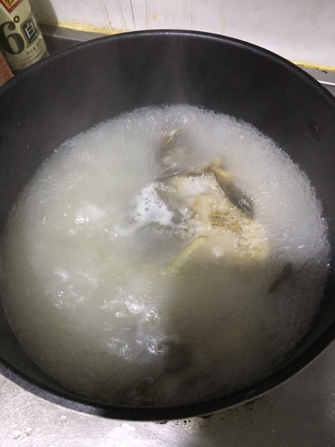 奶白色的鲫鱼萝卜丝汤