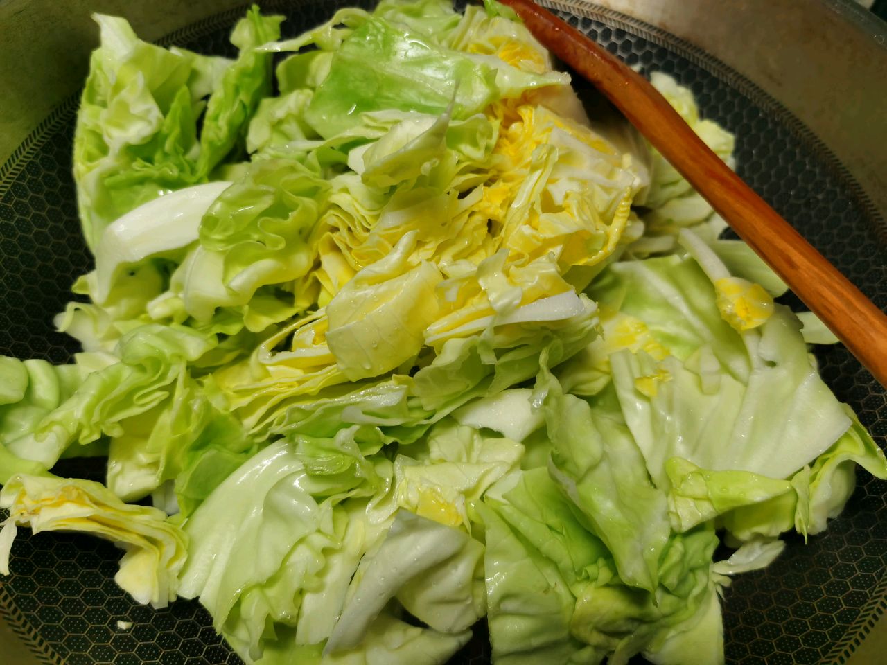 奶香卷心菜炒午餐肉