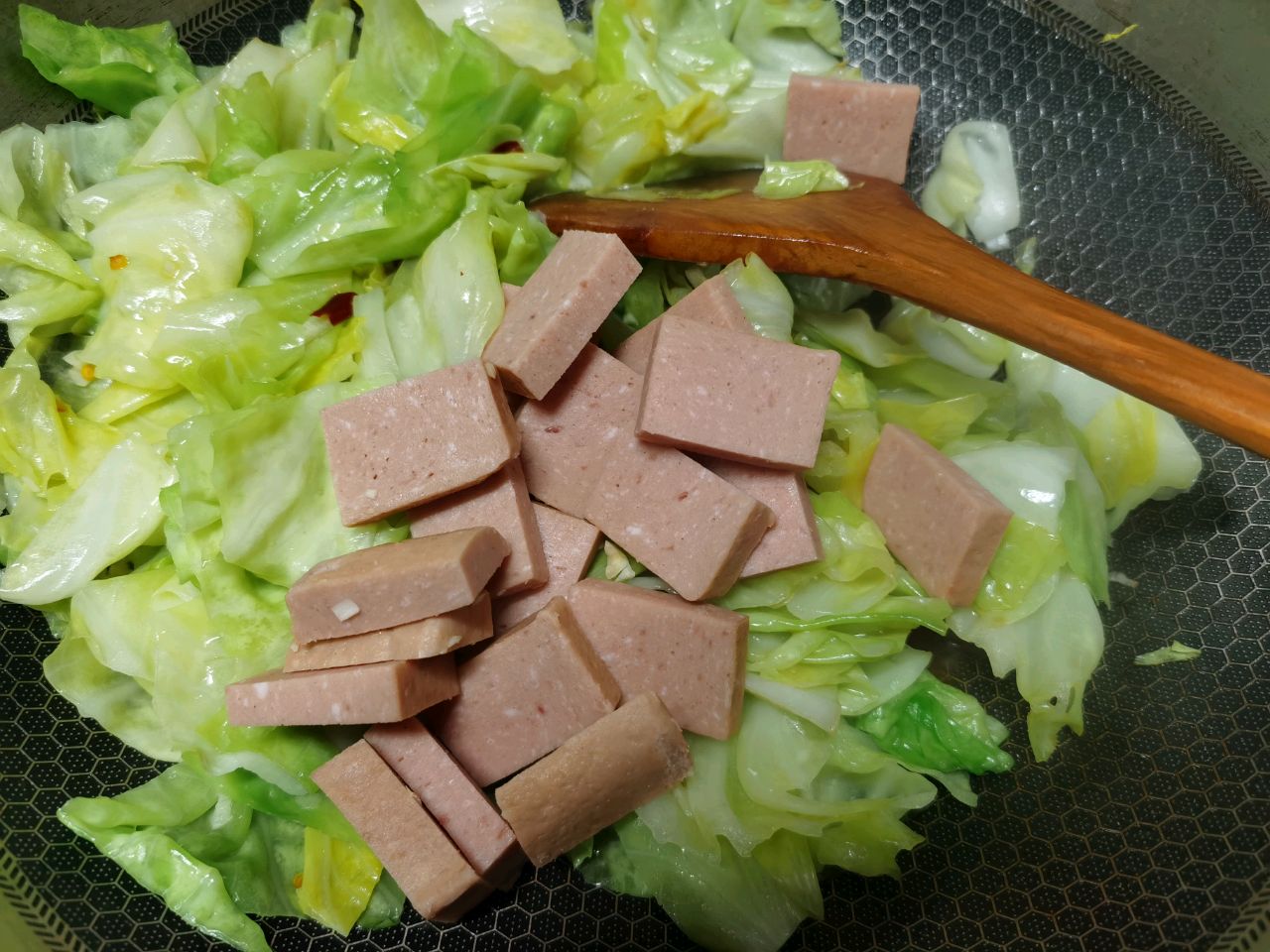 奶香卷心菜炒午餐肉