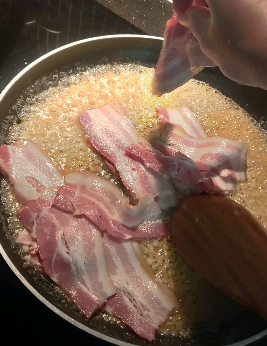 奶油蒜香培根意大利面