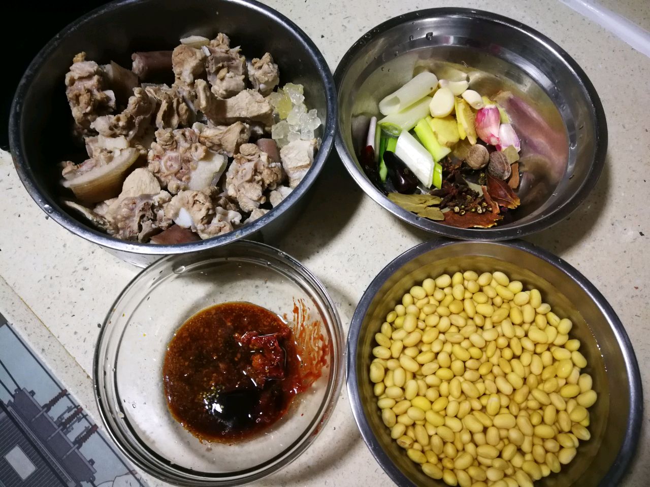 南乳黄豆焖猪尾+排骨