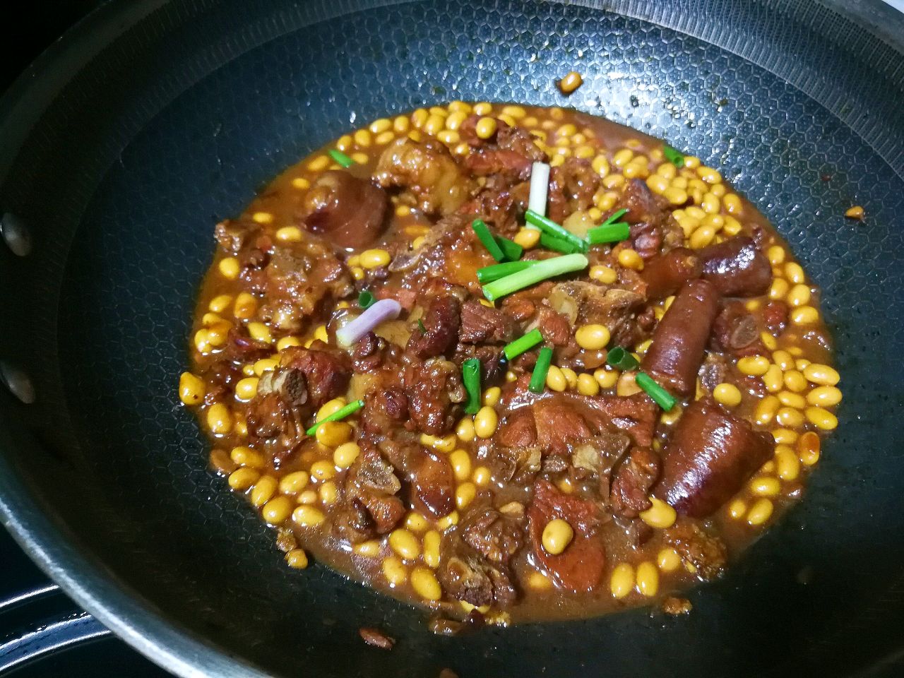 南乳黄豆焖猪尾+排骨