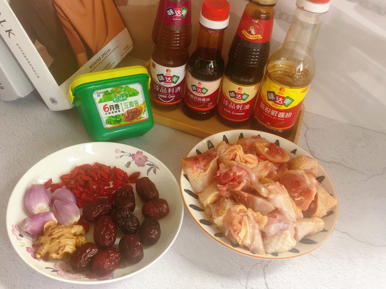 嫩滑多汁的红枣枸杞蒸鸡腿肉