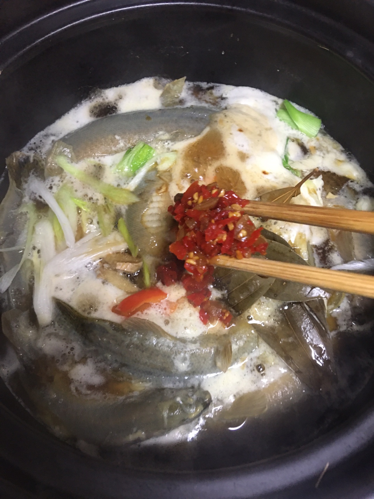 泥鳅煮芋头锅