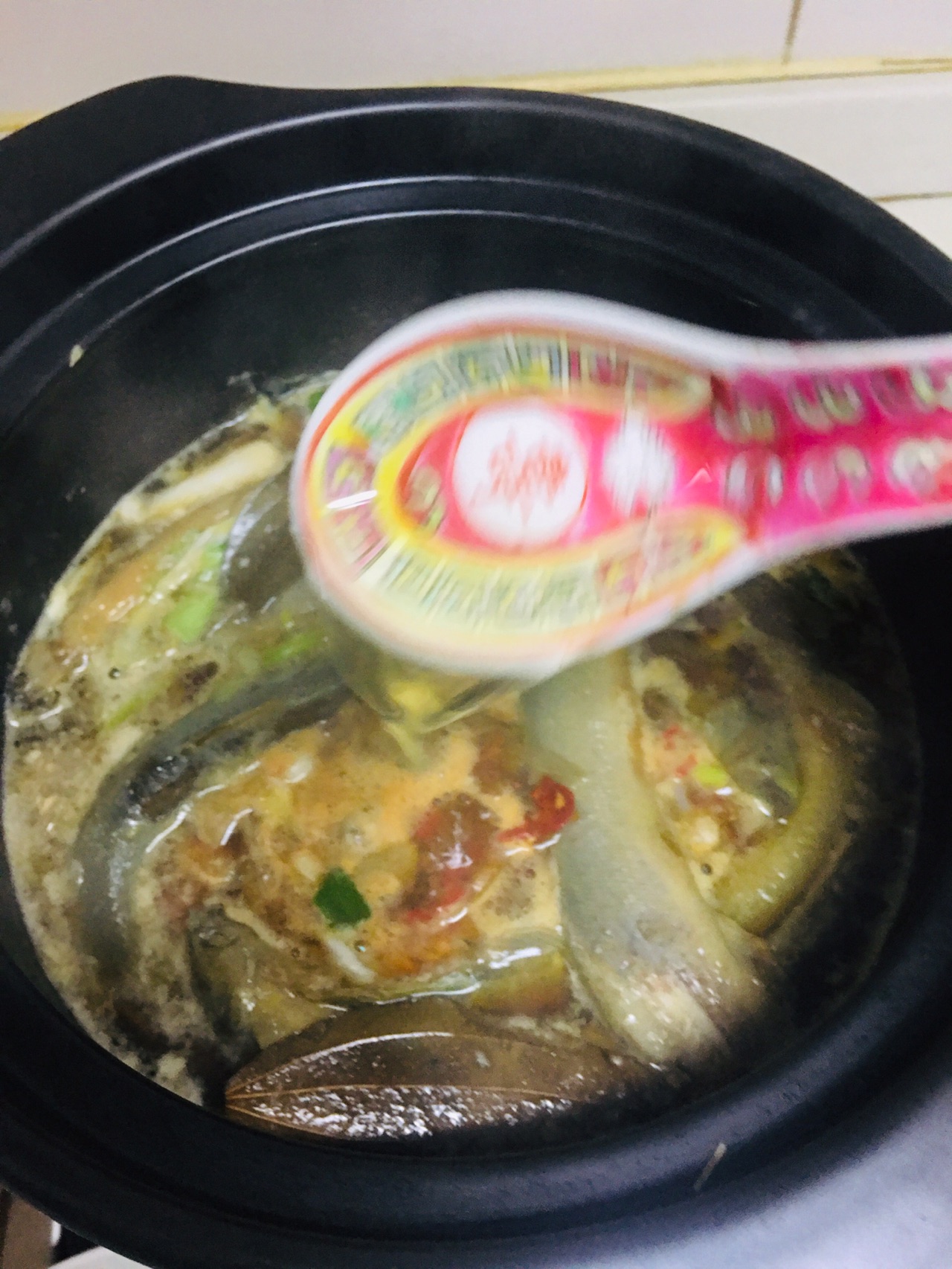 泥鳅煮芋头锅