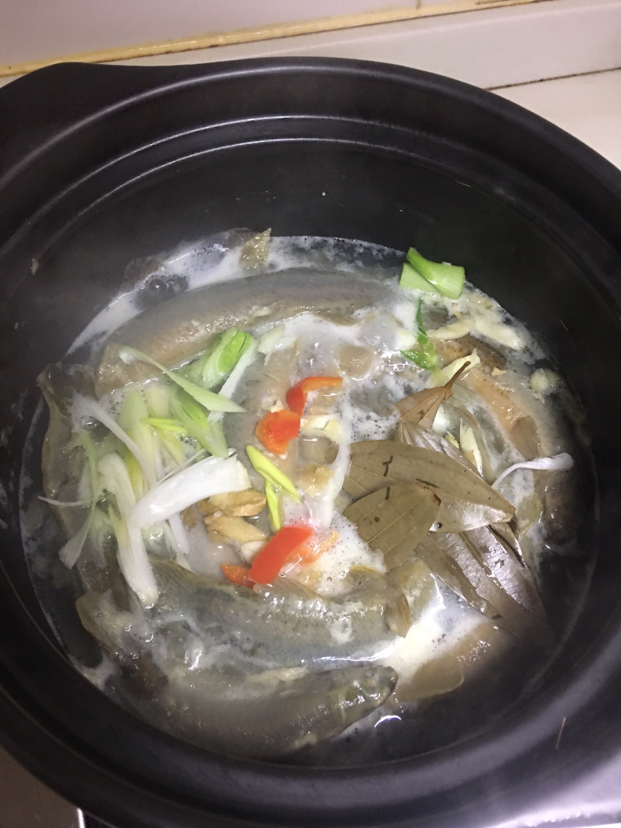 泥鳅煮芋头锅