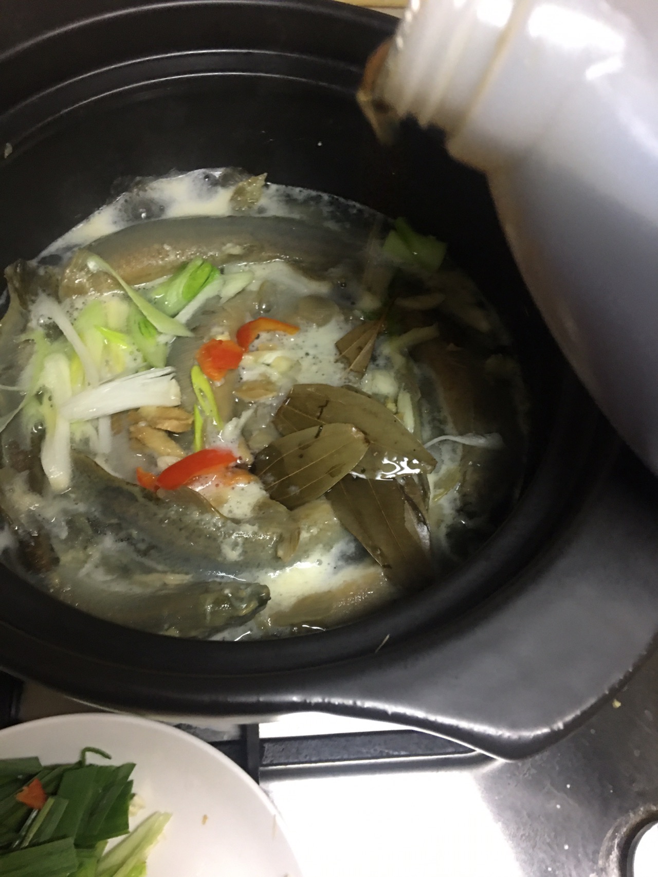 泥鳅煮芋头锅