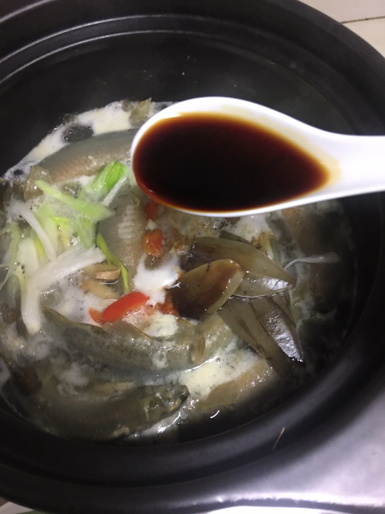 泥鳅煮芋头锅