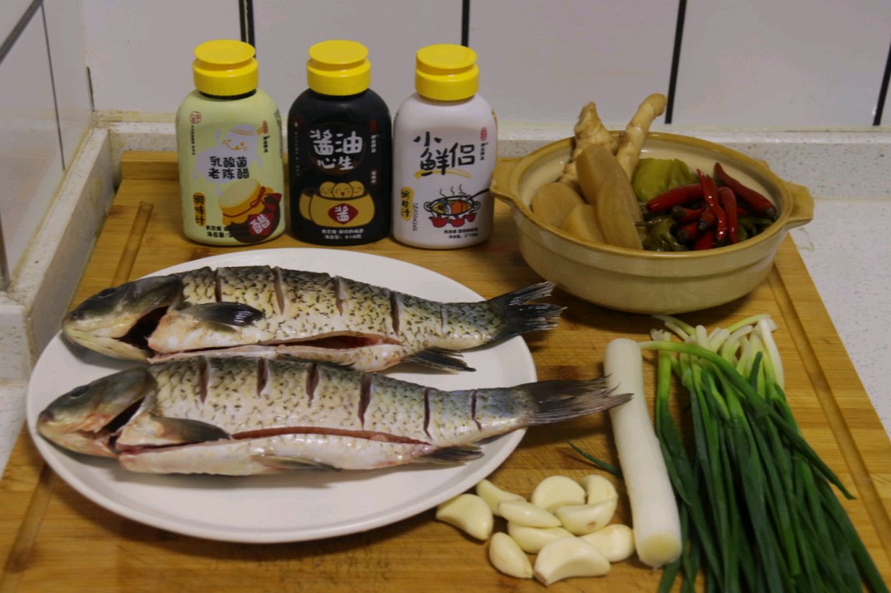 年年有余的泡椒醪糟鲫鱼煲
