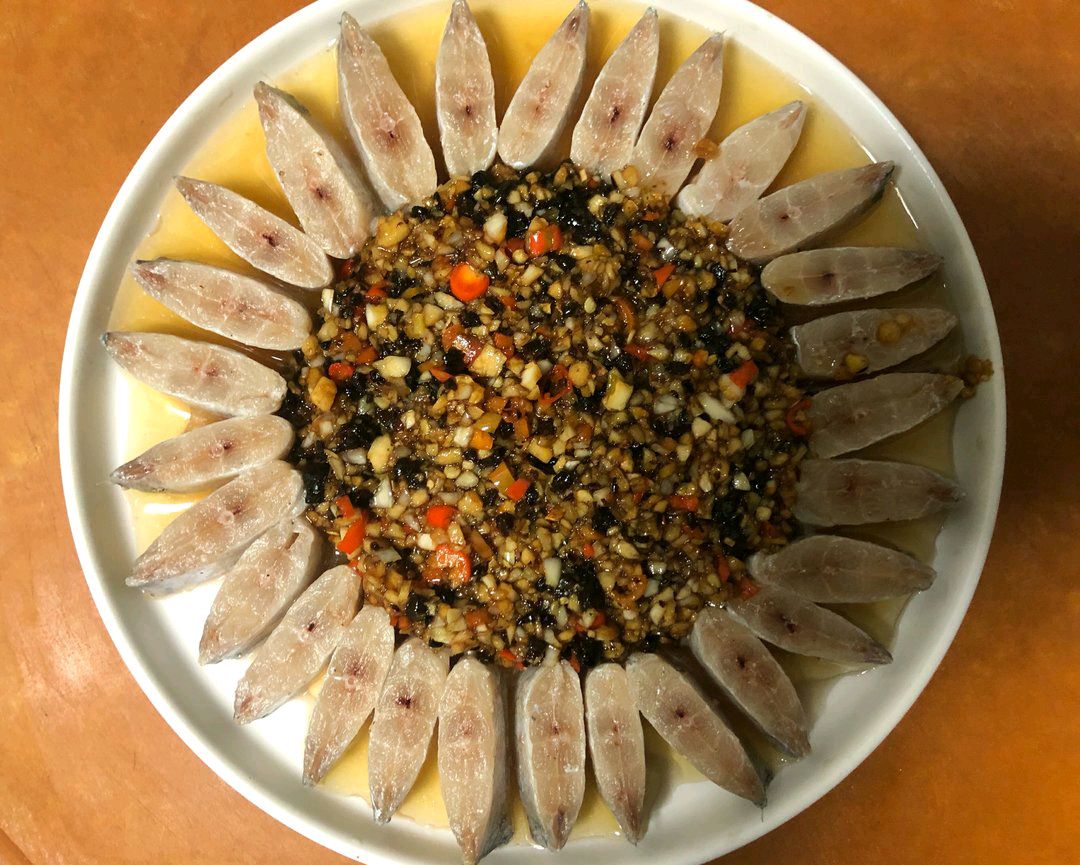 年夜饭版蒜蓉豆豉蒸带鱼
