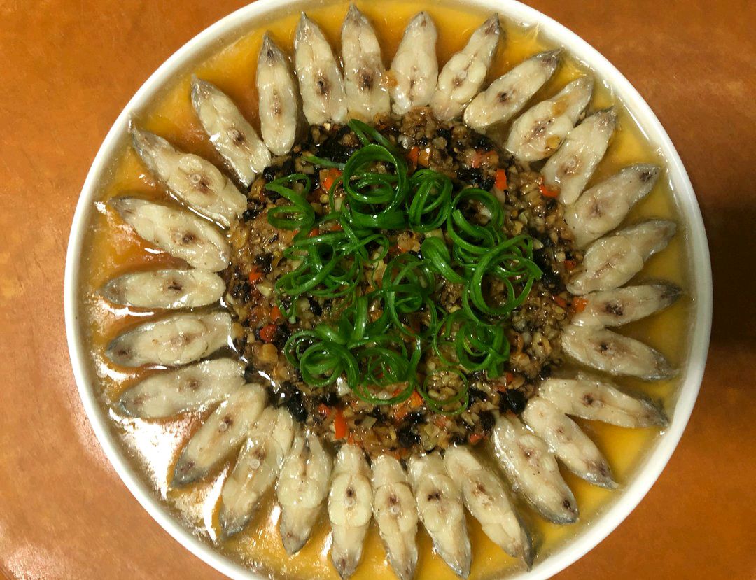 年夜饭版蒜蓉豆豉蒸带鱼
