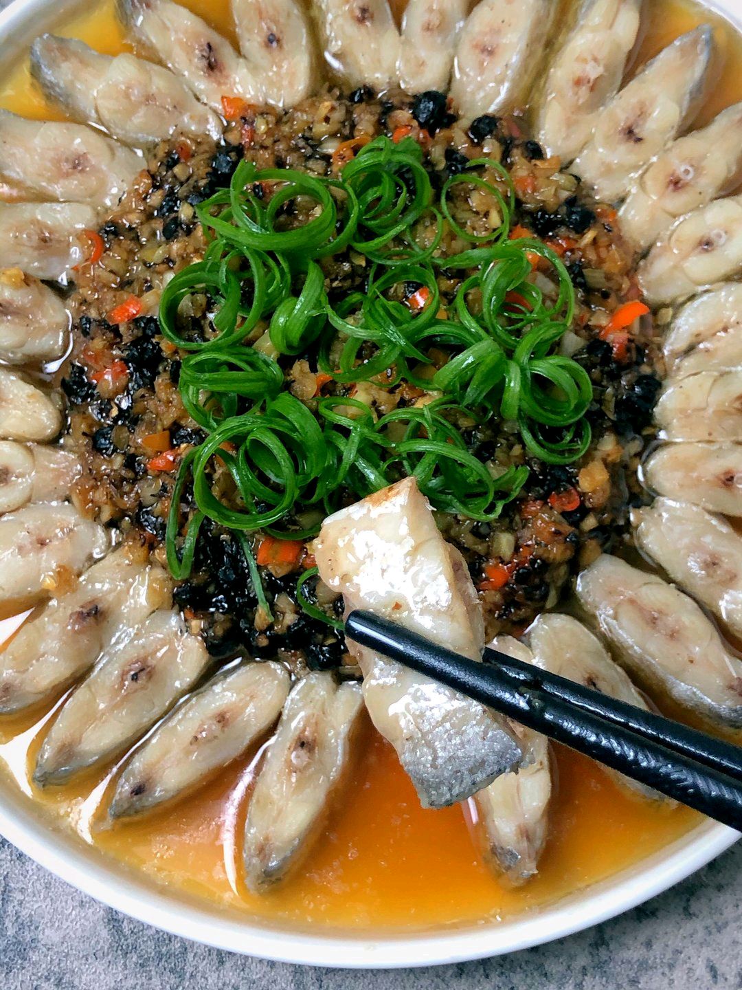 年夜饭版蒜蓉豆豉蒸带鱼