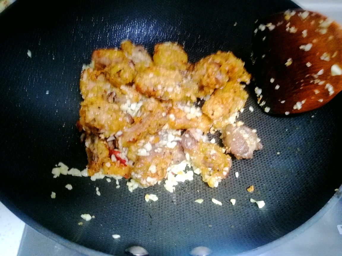 年夜饭～十秒钟学会的蒜香排骨