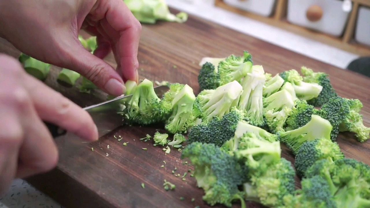 年夜饭用5块钱西兰花做一道发财树,寓意来年财源滚滚