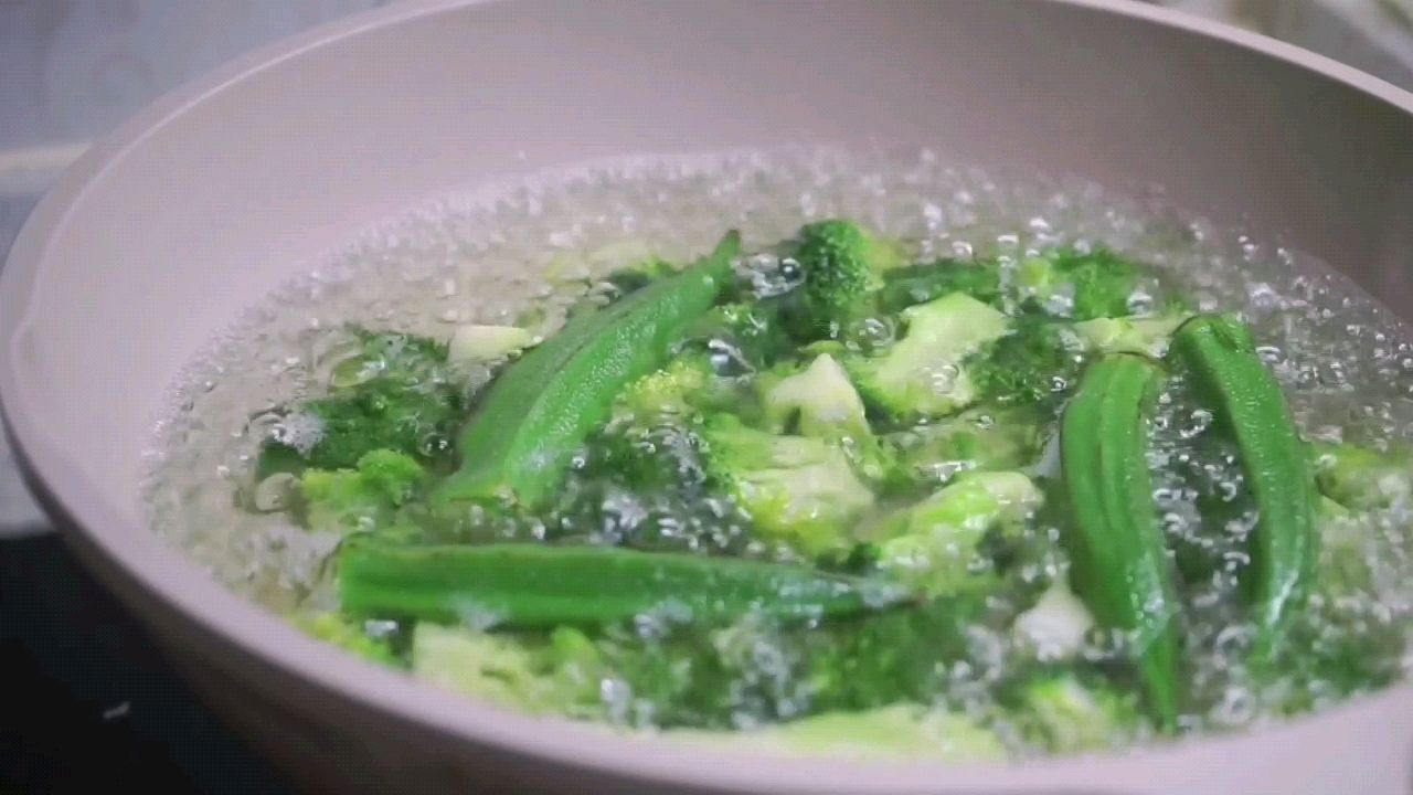 年夜饭用5块钱西兰花做一道发财树,寓意来年财源滚滚