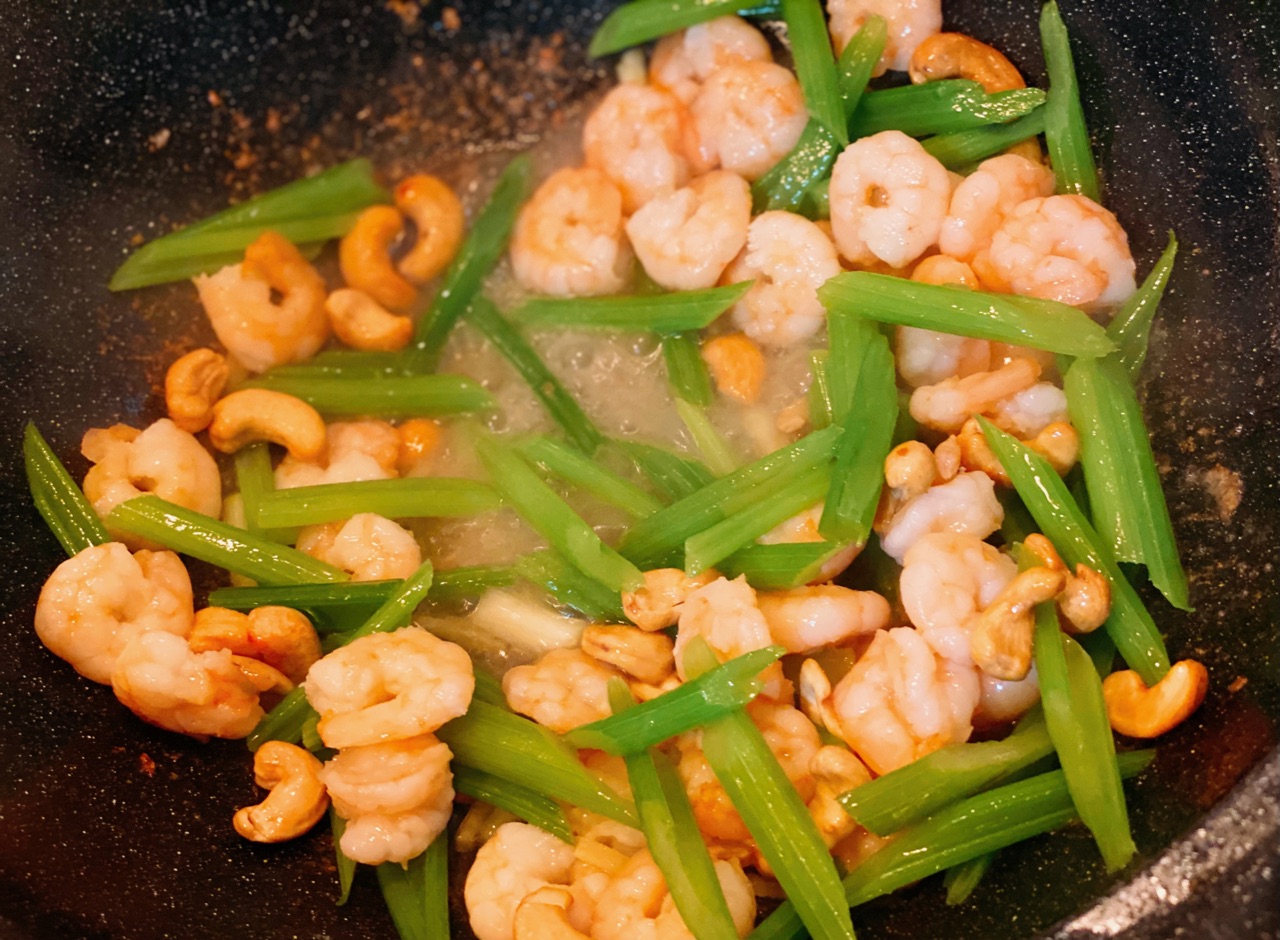 年夜饭桌上的西芹腰果虾仁