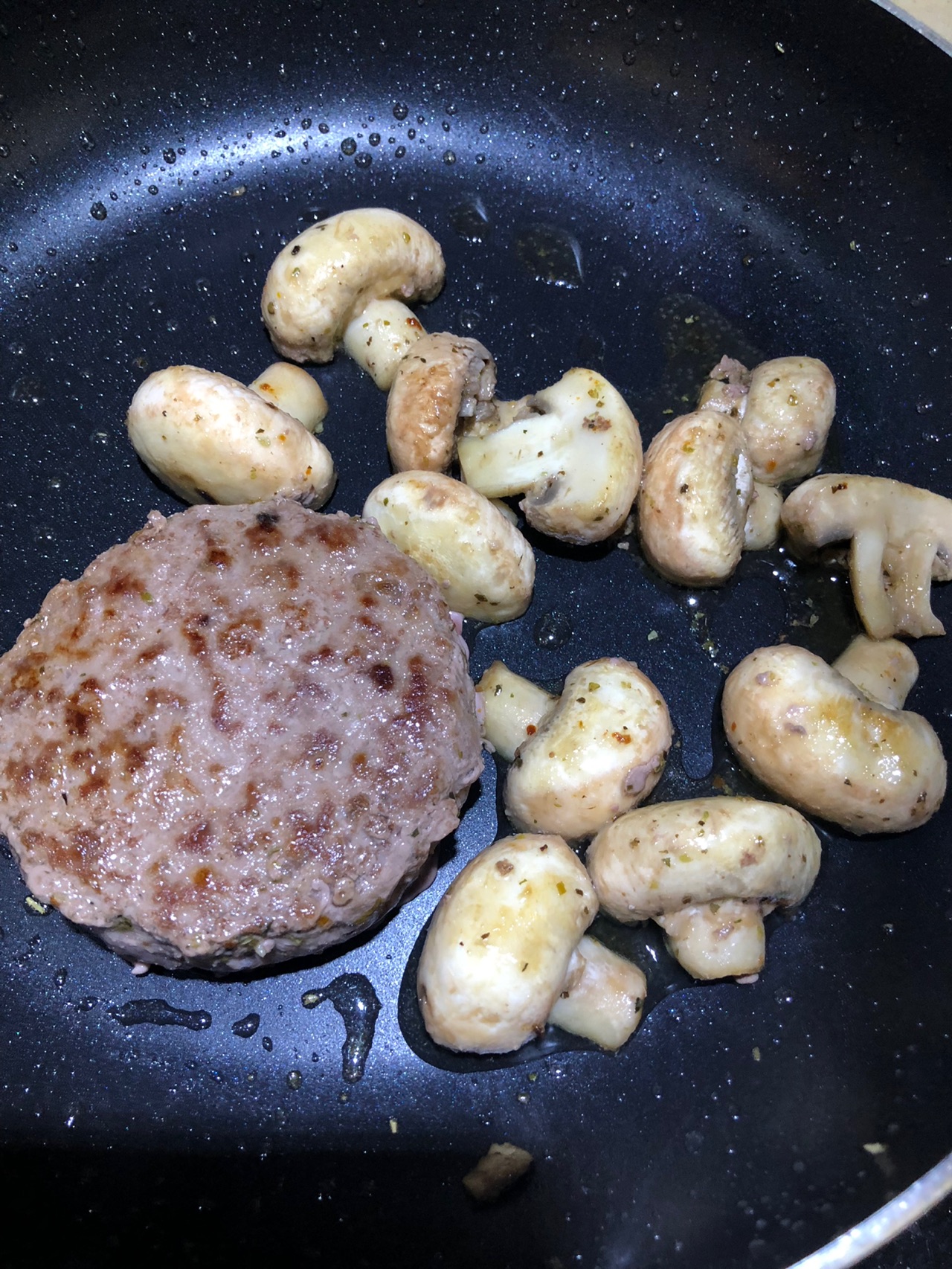 牛肉饼蘑菇番茄意面