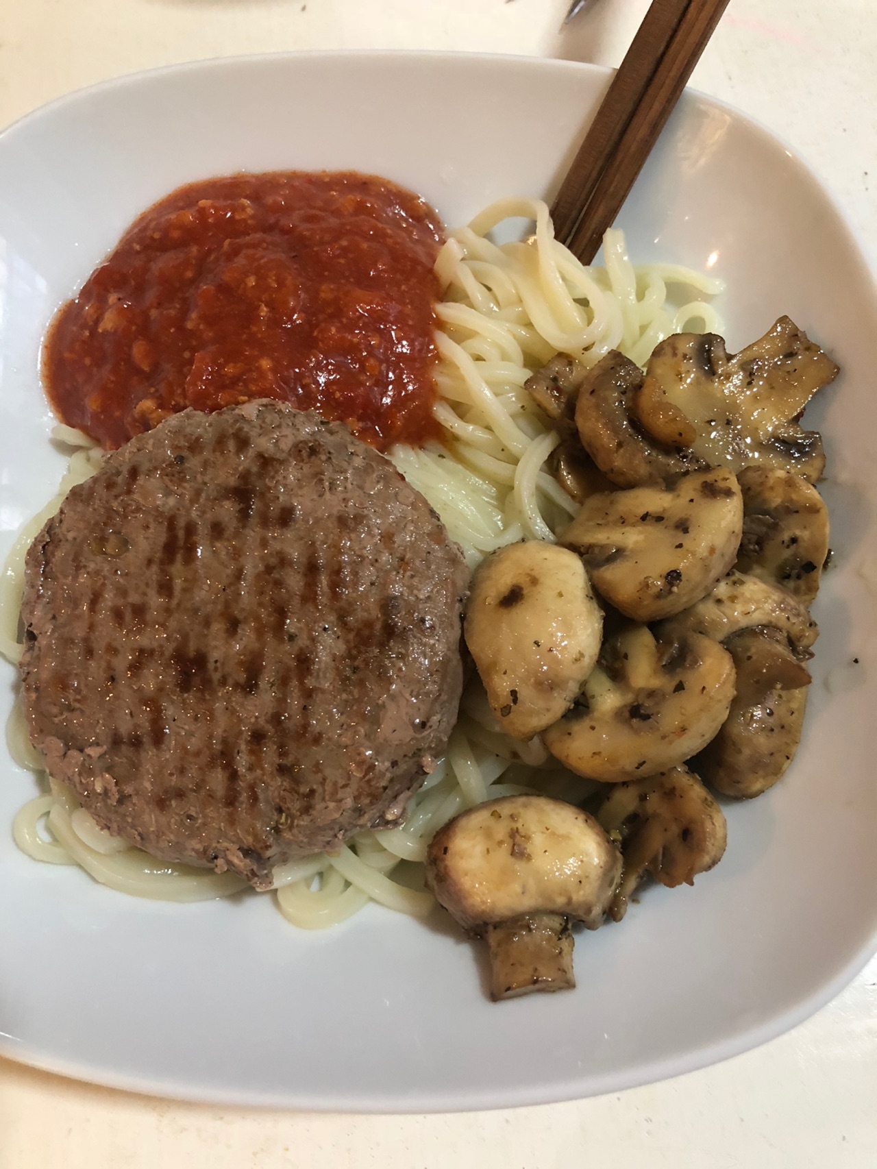 牛肉饼蘑菇番茄意面