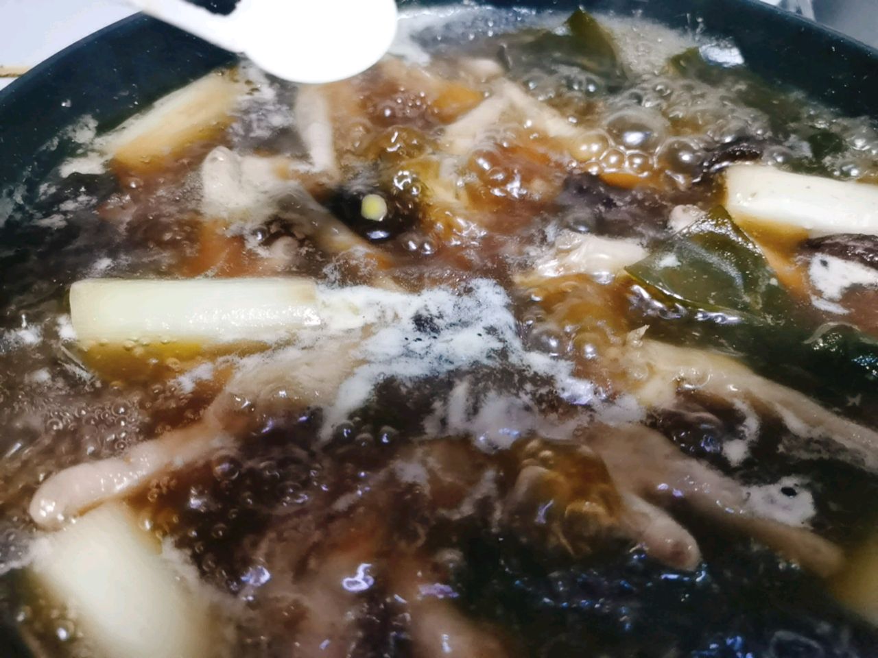 牛肉凤爪火锅