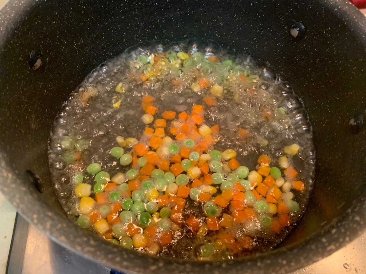 牛肉粒杂蔬炒饭