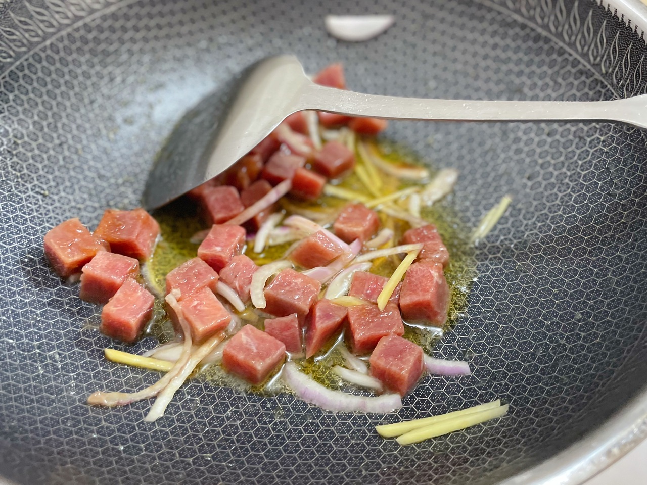牛肉藕丁