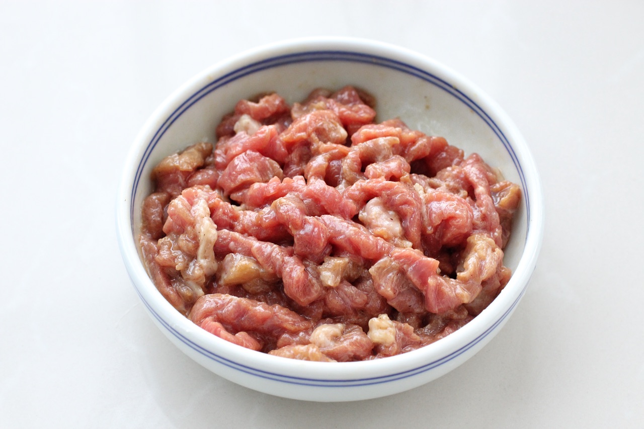 牛肉丝炒蒜苔