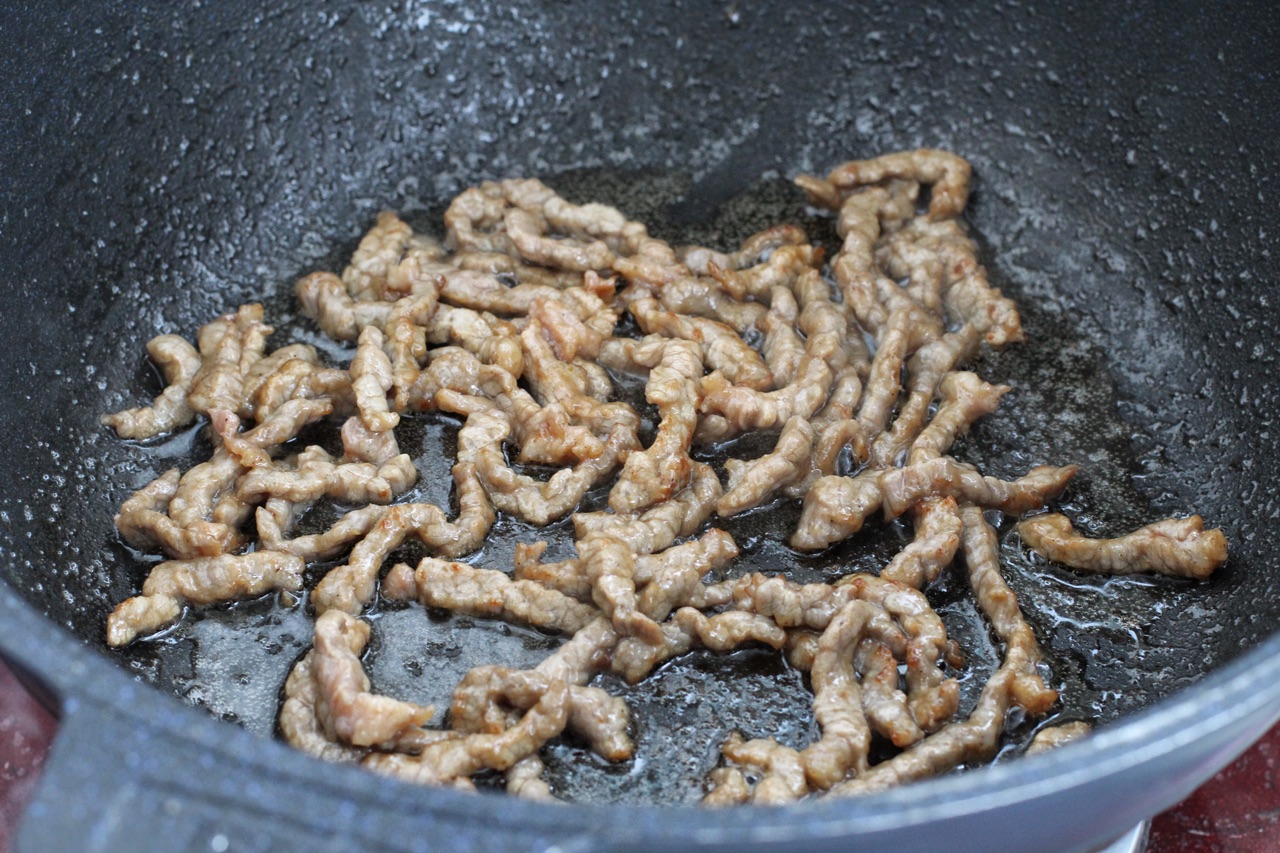 牛肉丝炒蒜苔