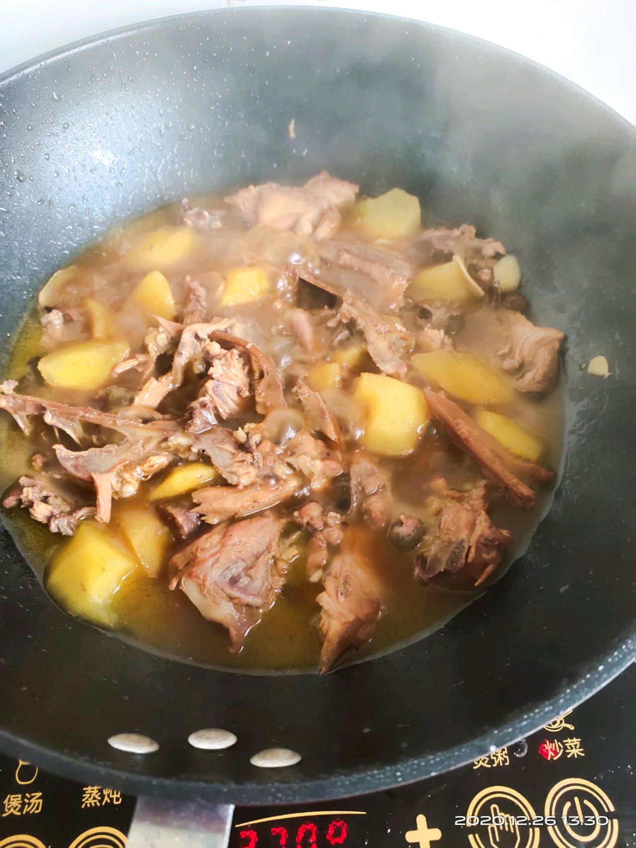 农家土豆炖鸡架，