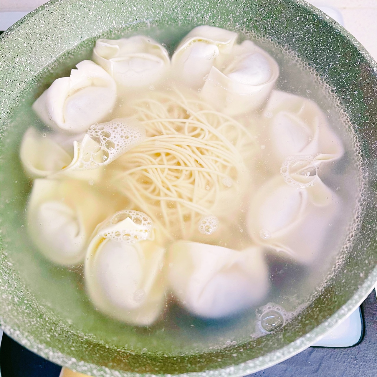 浓汤馄纯面砂锅