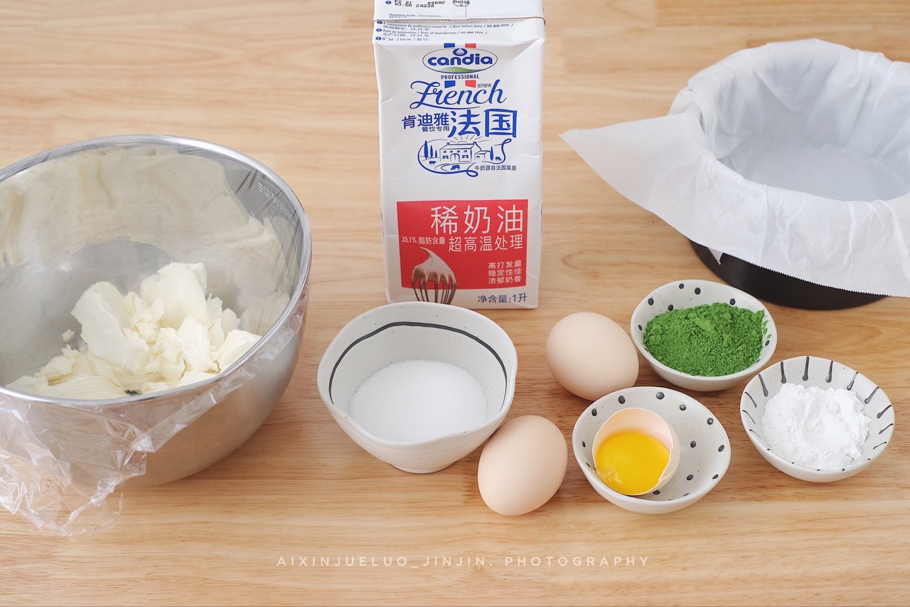 浓郁的抹茶巴斯克蛋糕
